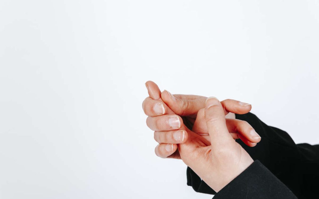 Identifier visuellement un doigt cassé : astuces et signes à observer