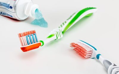 Tenir seul sa brosse à dents : l&rsquo;âge où l&rsquo;enfant y arrive vraiment